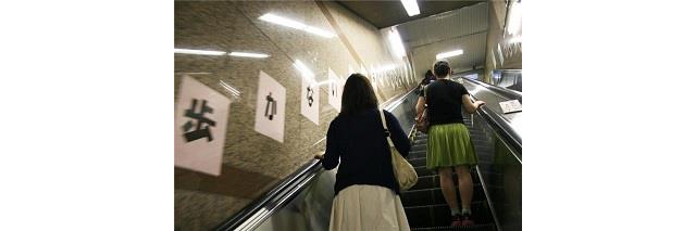 エスカレーターを立ち止まって利用するお客さまの写真
