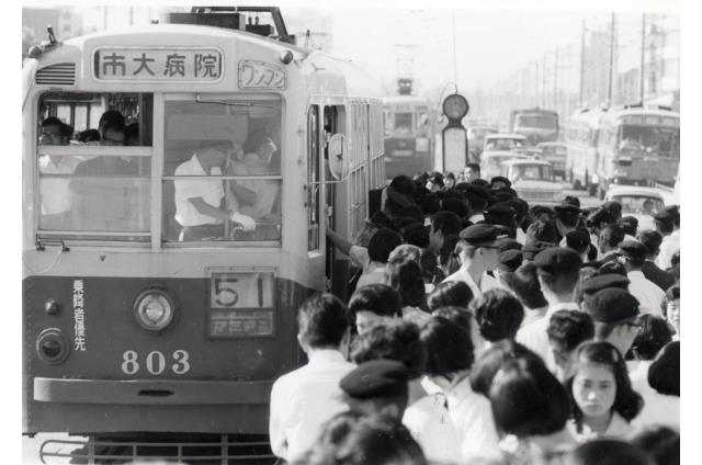 昭和43年9月の通勤・通学であふれる八熊通停留場の様子