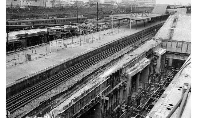 金山付近で国鉄線・名鉄線を横断する線路の写真