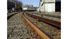 画像はレールの脇に設置されたサードレール(藤が丘車庫)