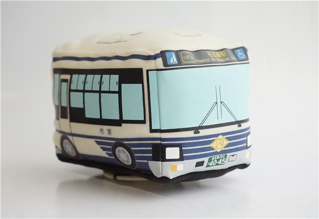 ぬいぐるみ左側斜めの写真。青いラインの入った市バスをデフォルメしたデザインです。