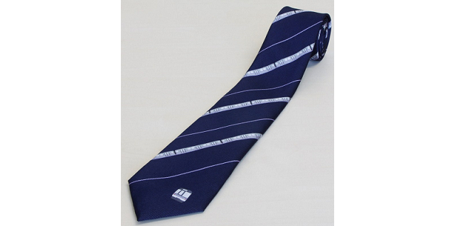 ネクタイの写真。紺色をベースとした全体的に落ち着いた雰囲気のネクタイです。
