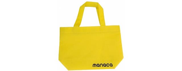 マナカイエローの背景にmanacaのロゴがデザインされた不織布バッグです。
