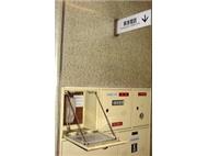 ホームの緊急電話機