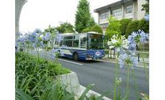 地域巡回バス(小型ノンステップバス)が走る、初夏の風景です。
