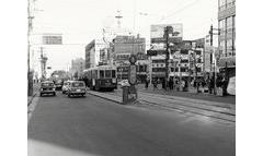 東新町交差点を東に走る1442号車