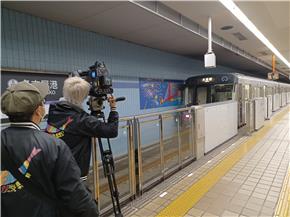 名港線車両を撮影する様子