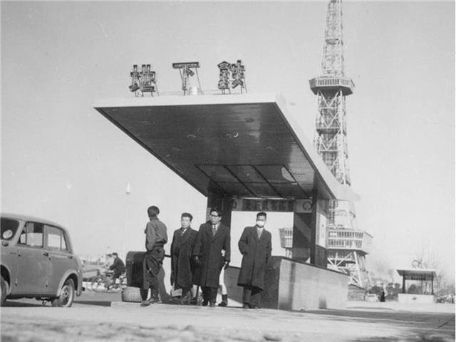 昭和32年11月15日　「名古屋～栄町」開通 東山線栄町駅の出入口