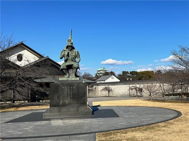 加藤清正像と名古屋城